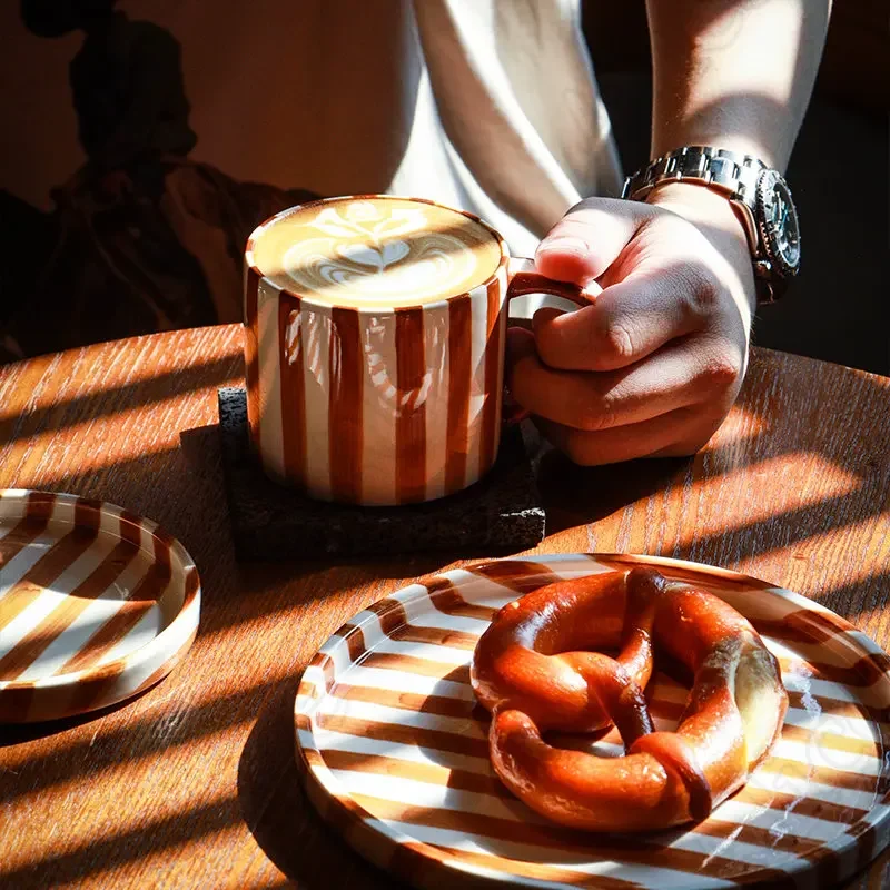 Taza  café  cerámica pintada a mano, platillo nórdico con patrón  líneas simples para corar platos  cena, té  la tar