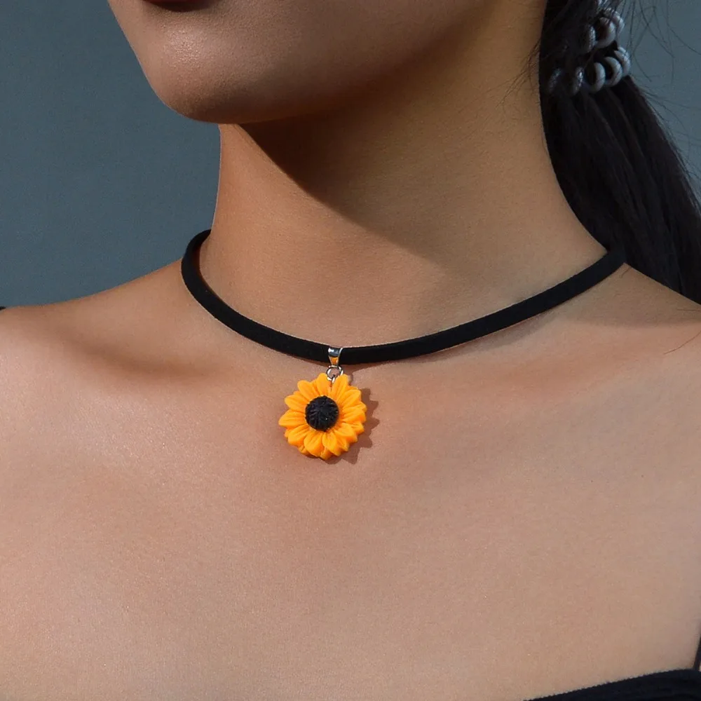 Bohemian Ethnic Style Adjustable Black Velvet Cloth Sunflower Pendant Choker Necklace for Women Summer Picnic Shooting Jewelry