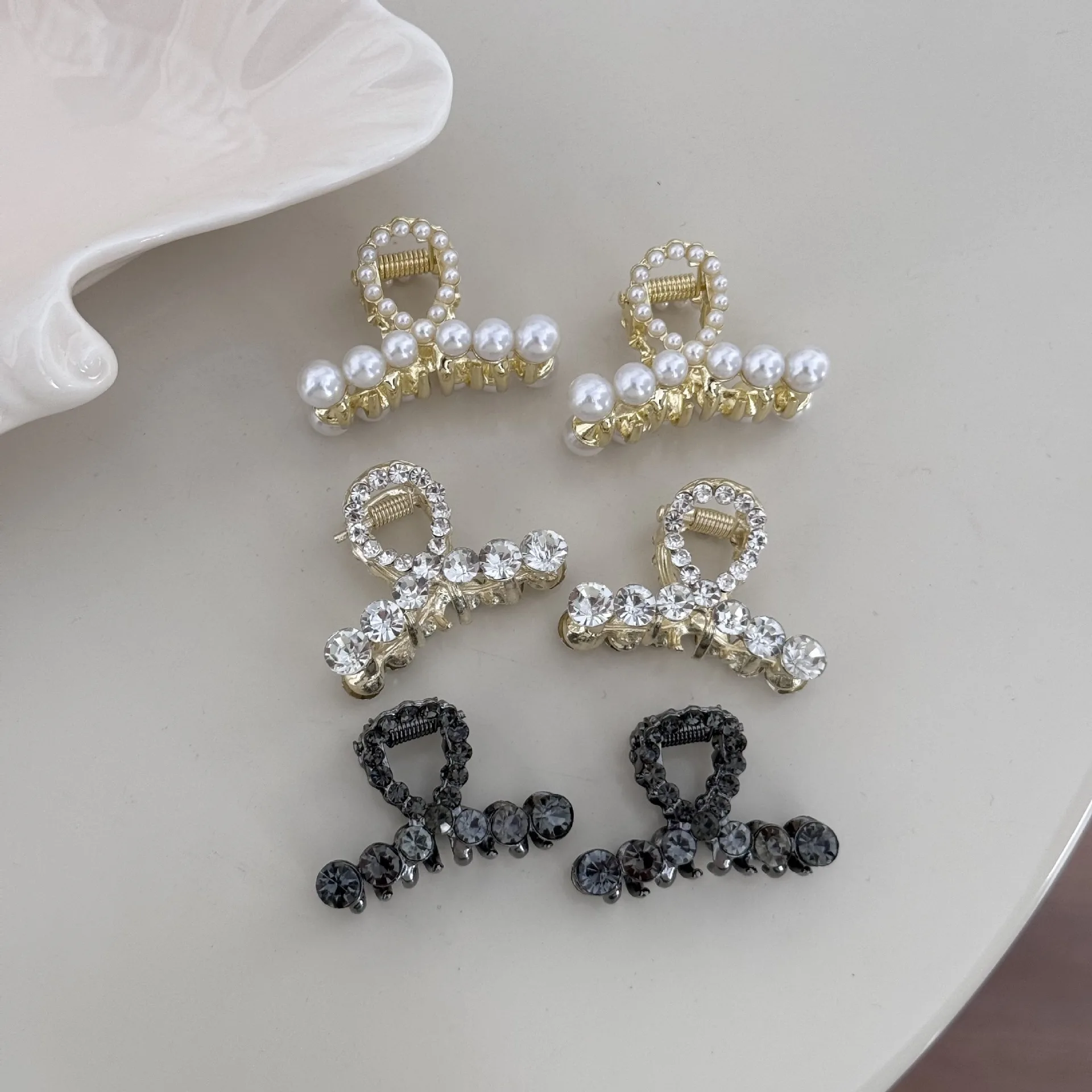 High-End Hair Clips 2025 New Bangs Pearl Shark Small Grab Clip Female Back of the Head Spoon Clip Half Tie Hair Accessories