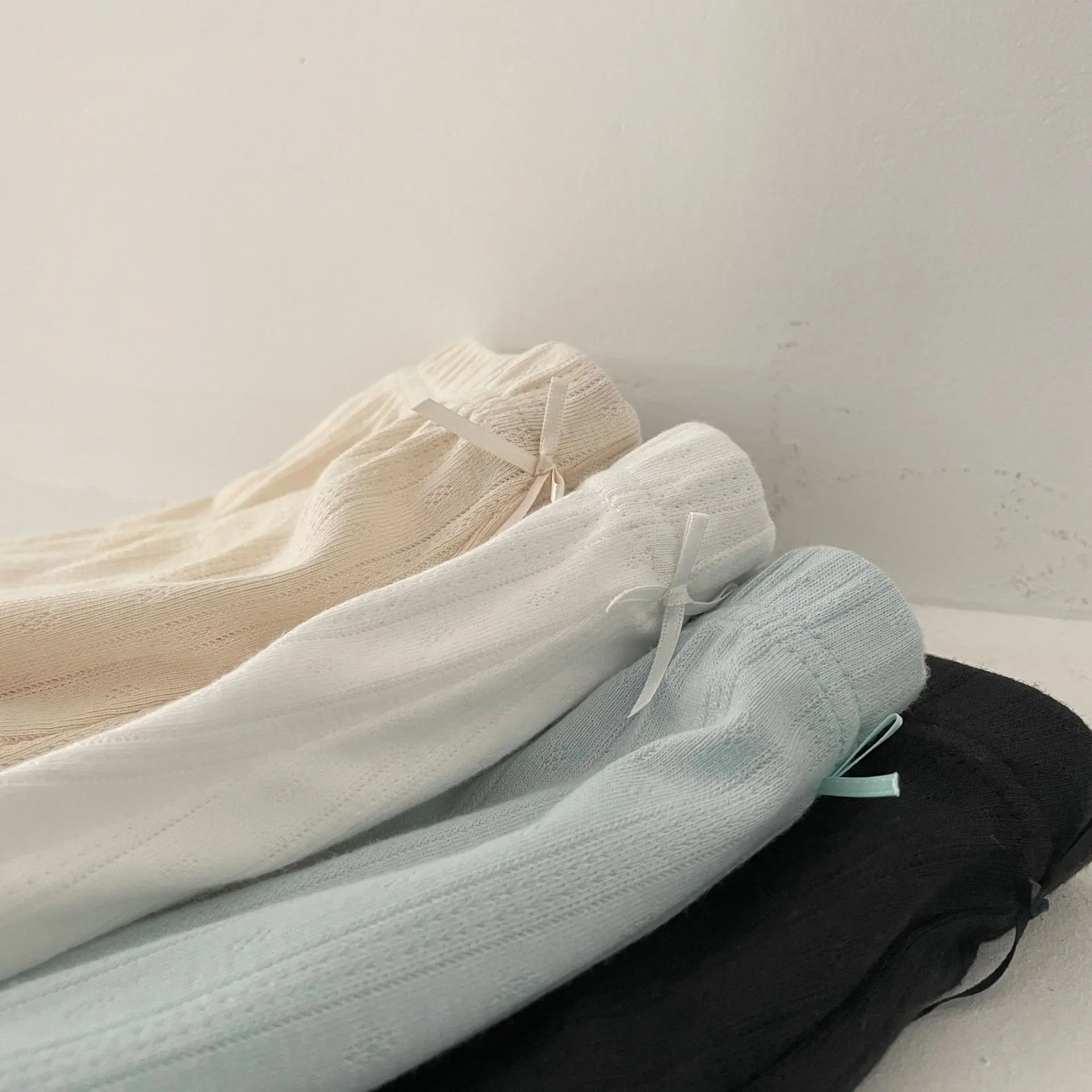 

Новые летние однотонные шорты с люверсами, женские эластичные хлопковые шорты со средней талией и бантом, тонкие домашние шорты, простые модные повседневные уютные шорты