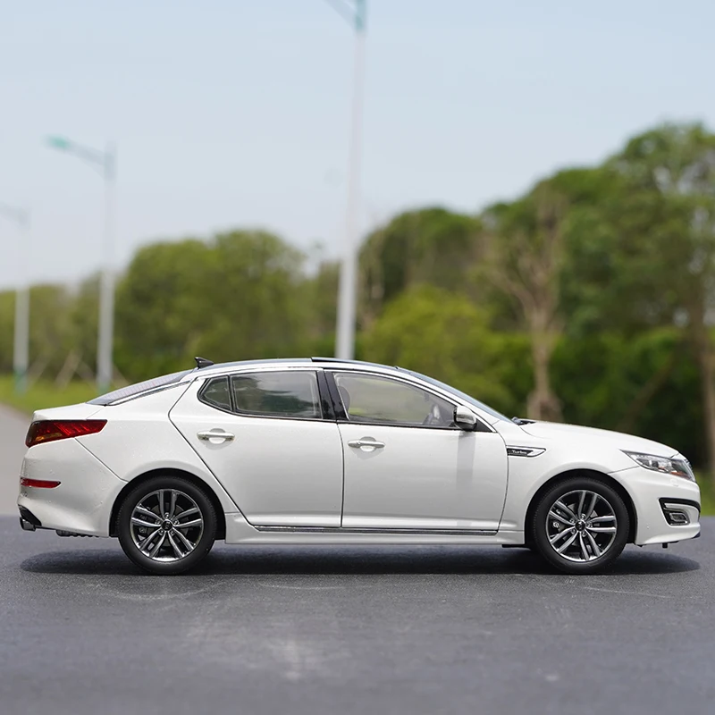 

1:18 Оригинальная фабрика, модель автомобиля Kia K5 2015, новая модель автомобиля моделирования из сплава