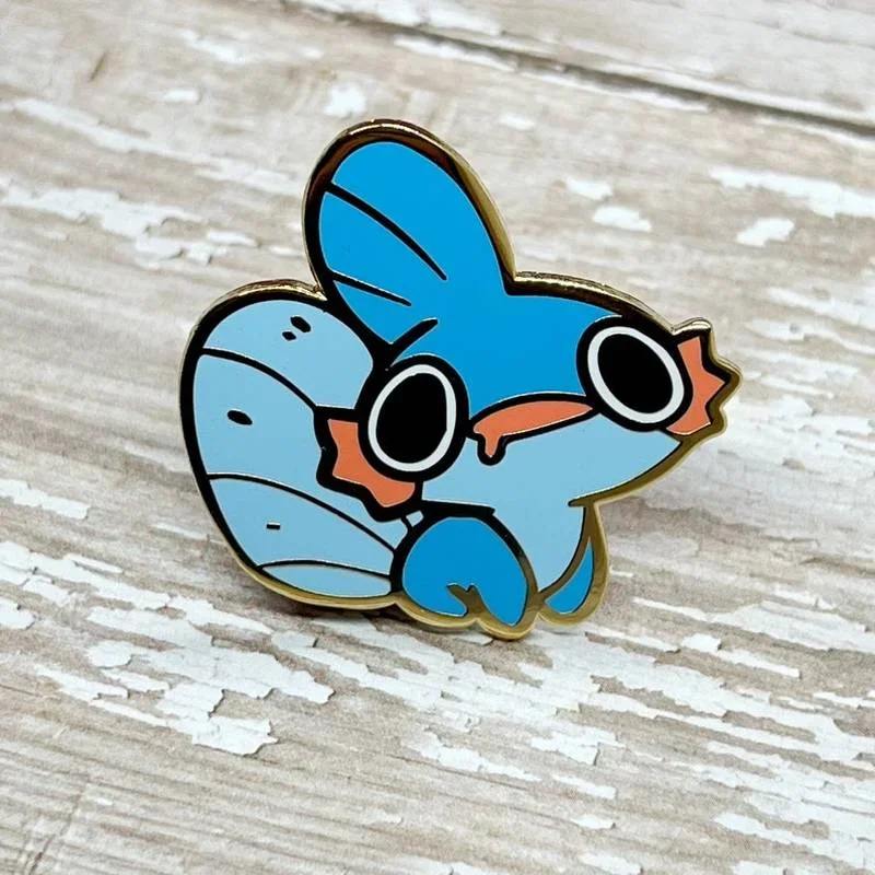 Pin de esmalte duro Mudkip de pez de barro - Lindo monstruo de 1,5 pulgadas (COMPRAR UN OBTENGA UN GRATIS)