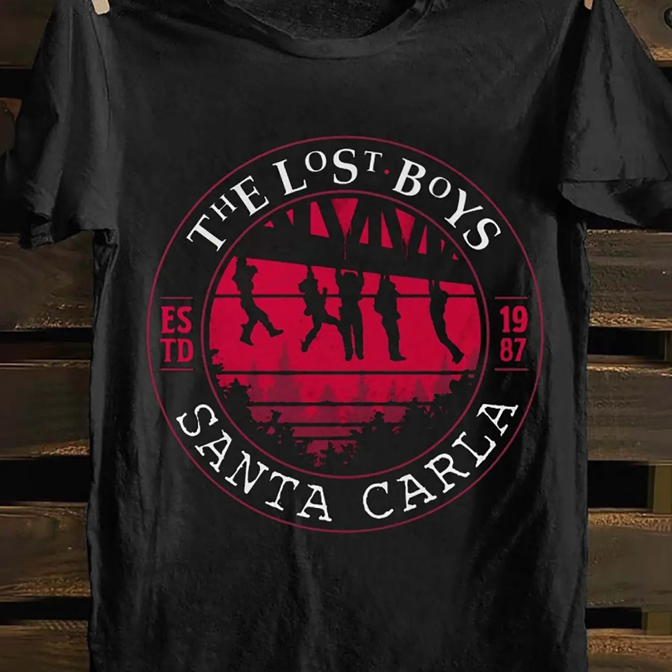 

Lost Boys "Santa Clara 1987 Retro Horror Movie T-shirt Black Retro Red Pattern Loose Round Neck Suitable for Halloween