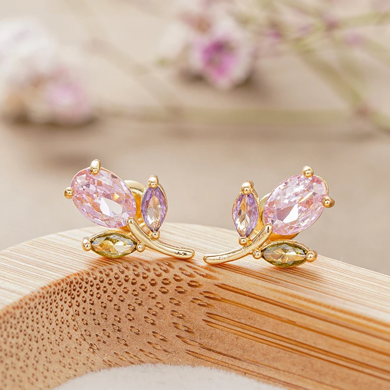 Huitan Frische Tulpenblüten-Ohrstecker mit glänzenden Zirkonia-Steinen, zierliche, elegante Accessoires für Frauen, trendiger, anmutiger Schmuck für Partys.