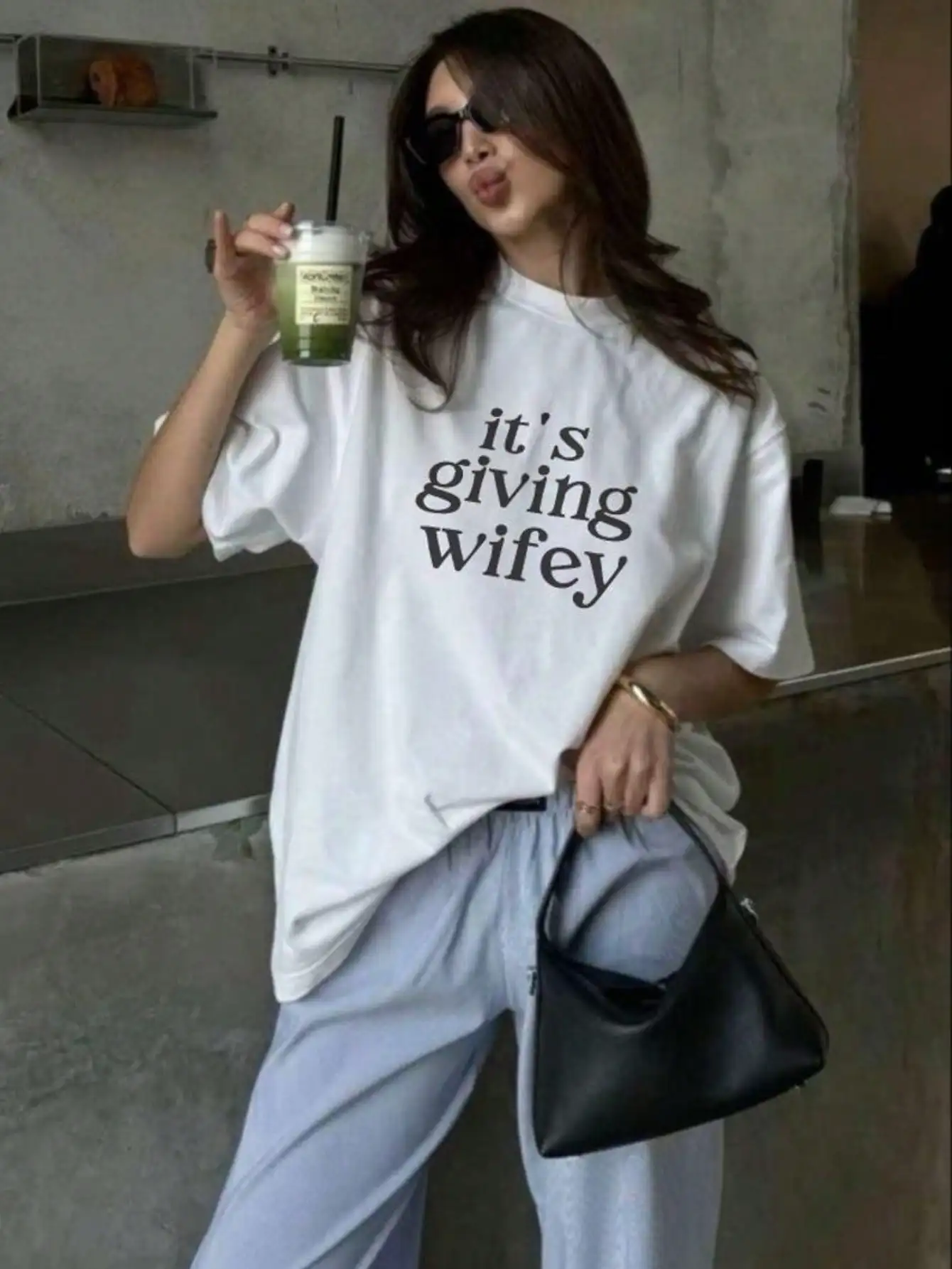 

Футболка «It's Giving Wifey» — забавная футболка для невесты на медовый месяц, свадьбу, подарок на помолвку