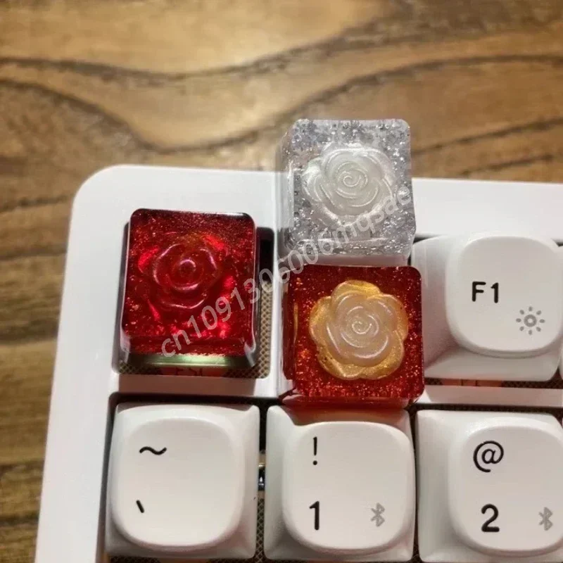 Oryginalne Przezroczyste Czerwone Klawisze z Motywem Róży, Żywiczne, Ręcznie Robione w Technologii 3D, Personalizowane, Profil OEM, do Klawiatury Mechanicznej, Artystyczne Klawisze. — zdjęcie produktu 2