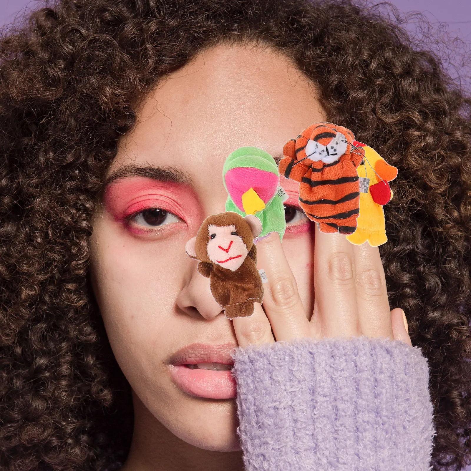 

Набор из 18 тканевых пальчиковых кукол: 12 животных, 6 персонажей. Развивающий инструмент для рассказывания историй, ролевых игр и обучения.