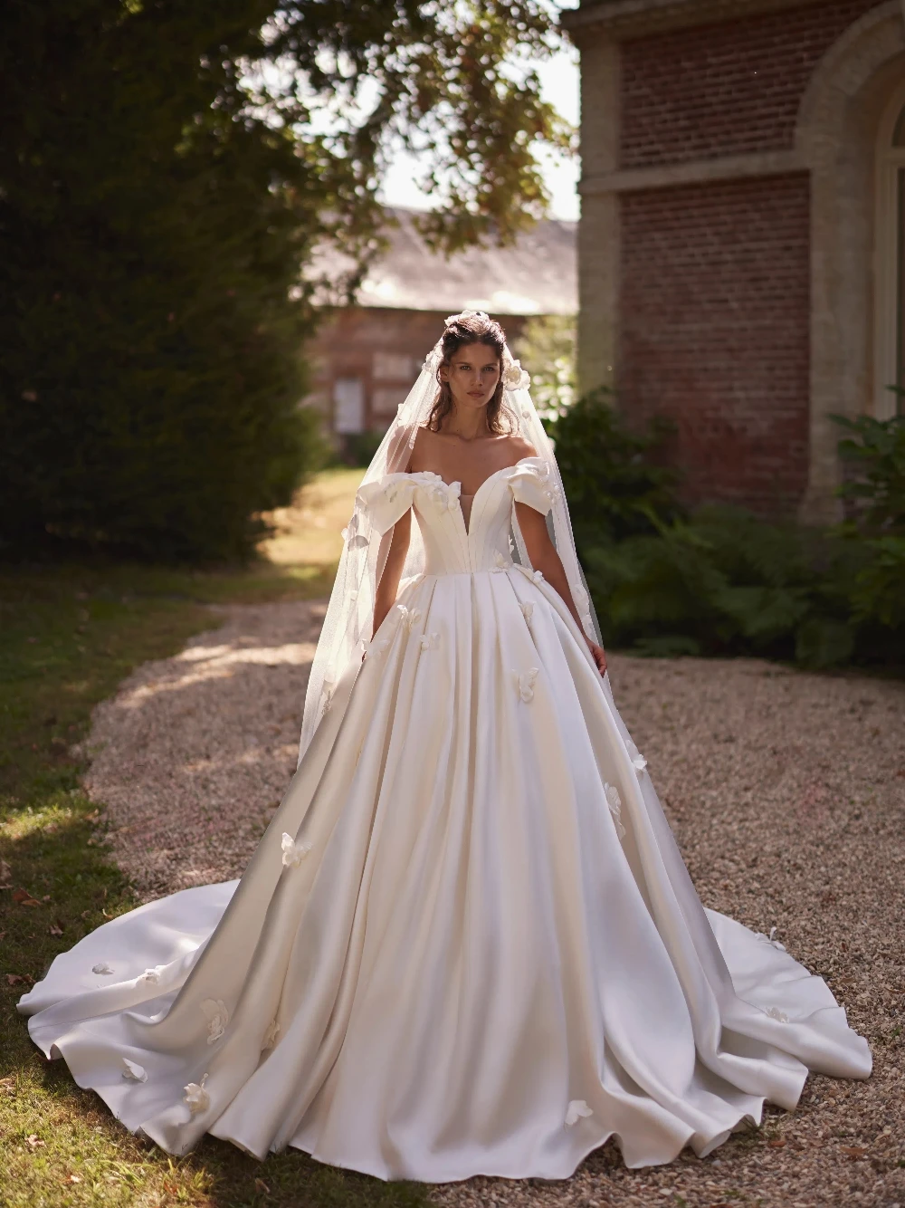 Romantic Off Shoulder Satin Wedding Dress Unique 3D Butterfly Customized Ball Gown Princess Elegant Vintage Long Bride Wear