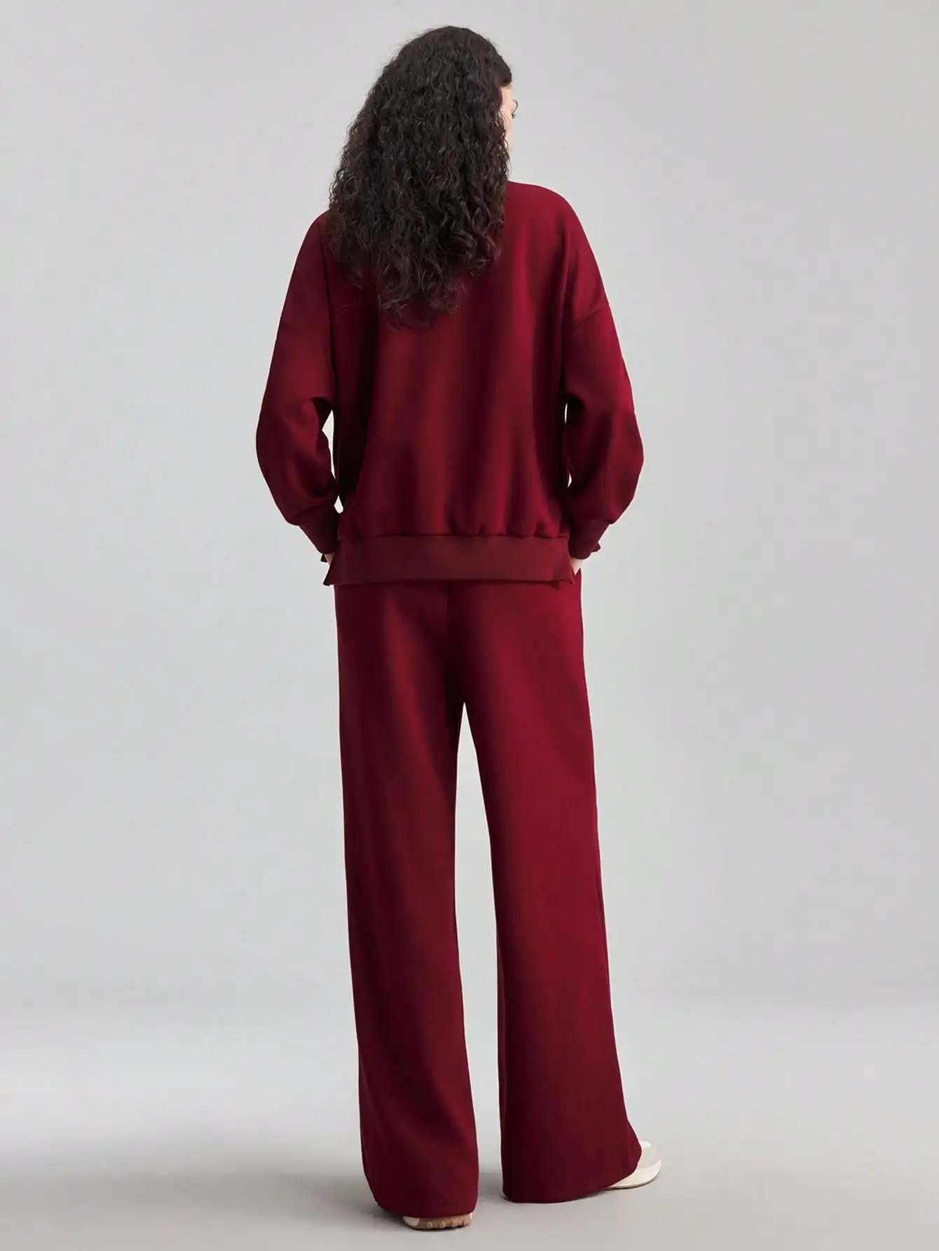 Bordeaux 2-delige set: top met hoge hals en lange mouwen & wijde broek, minimalistische urban casual stijl