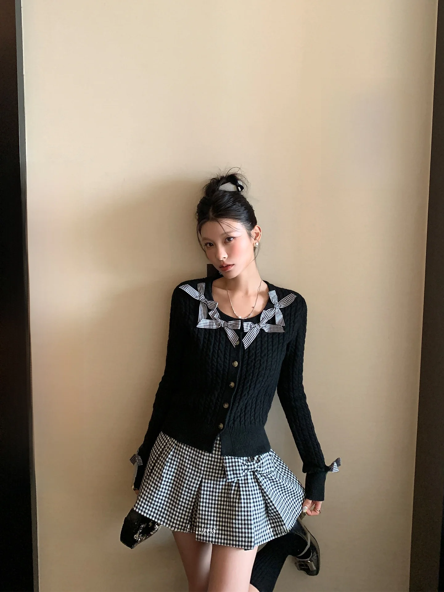 

LIONE Bla And White Plaid Slim Fit Knitwear with Knot Design And Skirt Faion Set Sweet Sle Casual Wear