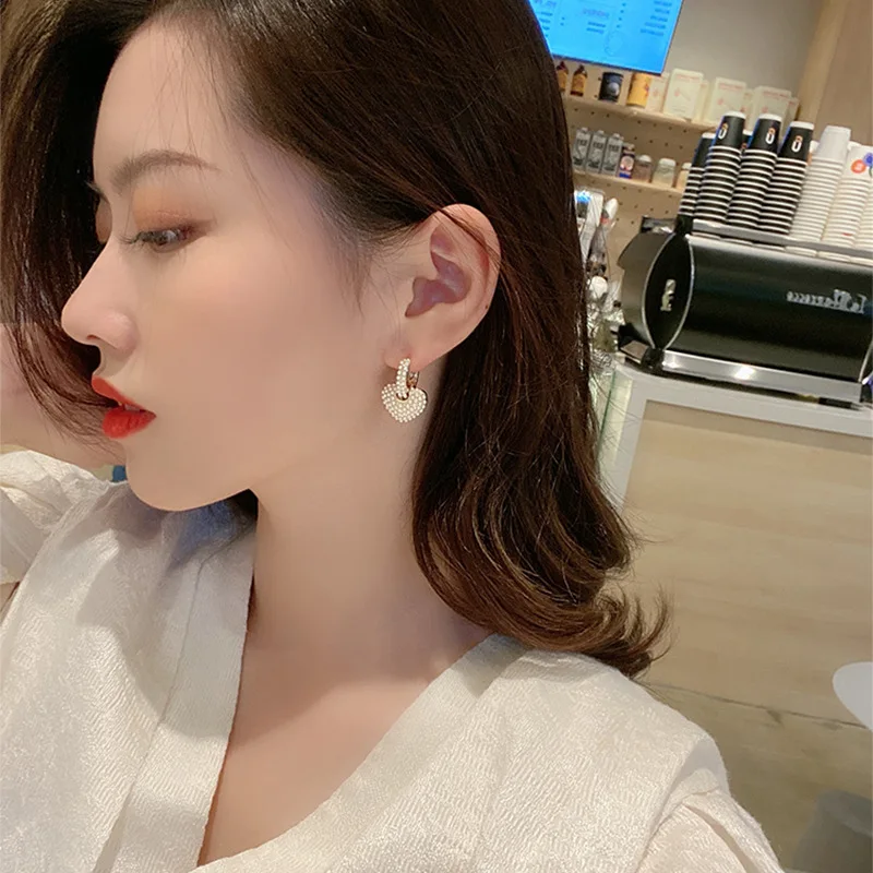 Vergoldete herzförmige Tropfenohrringe für Damen, elegante, temperamentvolle Imitationsperlenohrringe, hochwertiger Designer-Schmuck für Hochzeiten