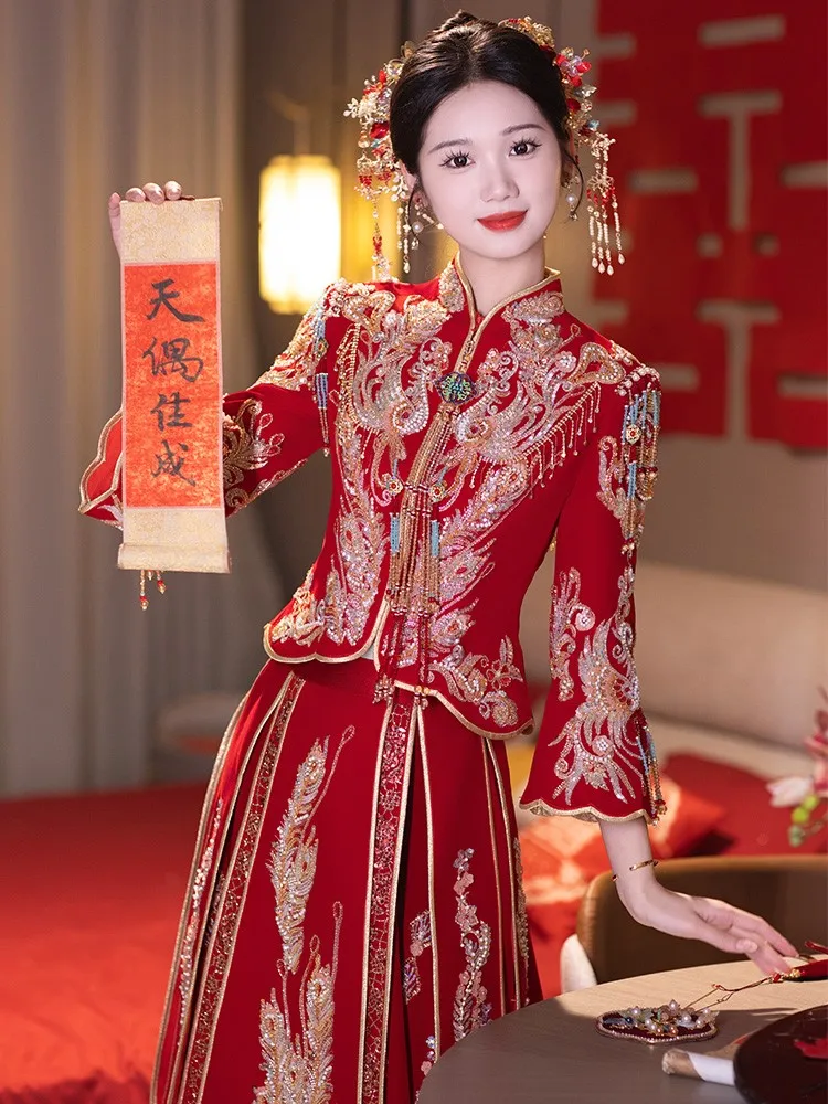 

Новое свадебное платье невесты, красное платье в китайском стиле и тост.