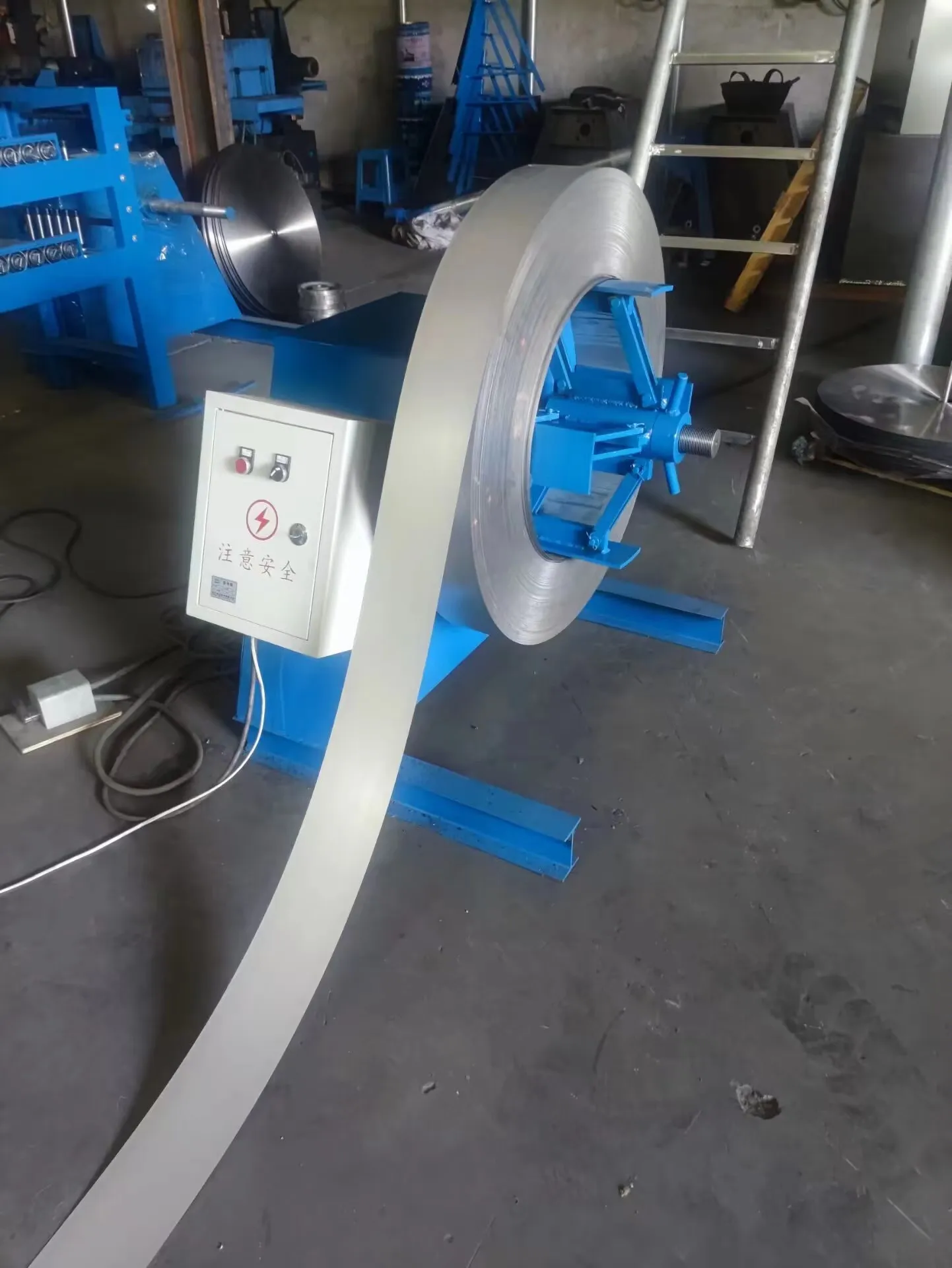 رائجة البيع آلة الأسلاك الشائكة الإيجابية والسلبية لصنع الأسوار المصنوعة في الصين