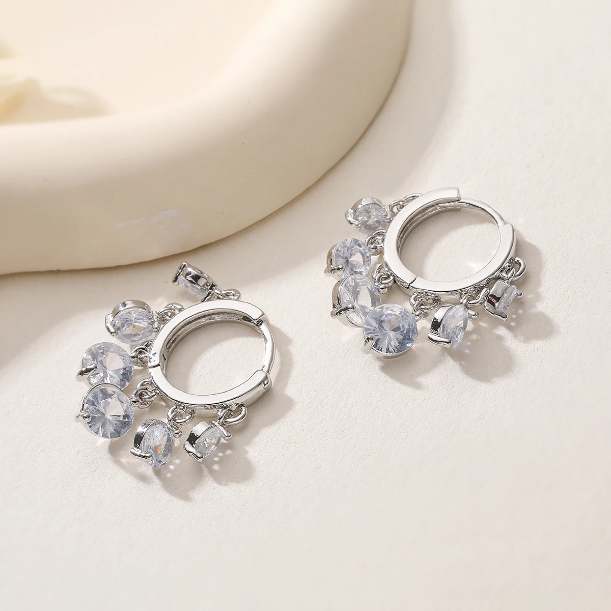 NEWBUY 2026 موضة جديدة ملونة تشيكوسلوفاكيا الزركون كريستال النحاس مجوهرات حساسة الذهب/الفضة اللون إسقاط أقراط للنساء هدية