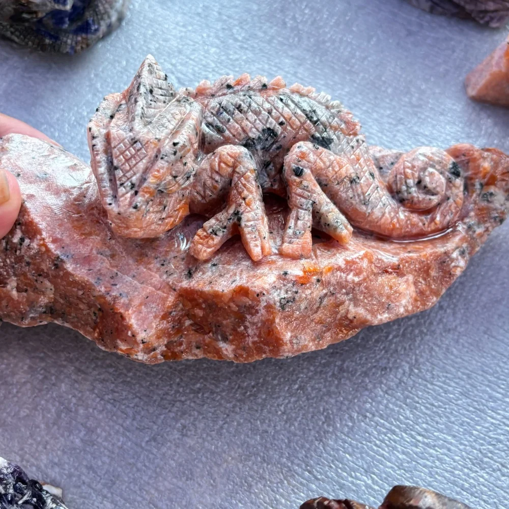 Natural Quartz Yooperlite Chameleon Hand Carved Crystal Lizard Statue Reiki Healing Stone Crystal Specimen Home Decor