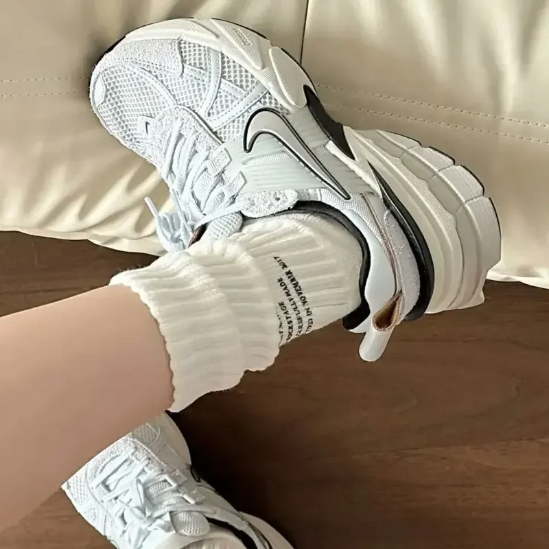 حذاء الجري Nike V2K Run Low Fashion Retro حذاء رياضي خفيف الوزن وجيد التهوية باللون الرمادي والأسود والأبيض