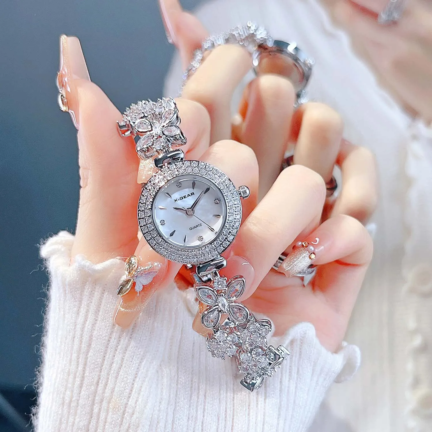 ساعة كوارتز X-GEAR باللون الذهبي - ساعة يد نسائية فاخرة من حجر الراين مع قرص أم اللؤلؤ وحزام سوار مجوهرات عصرية