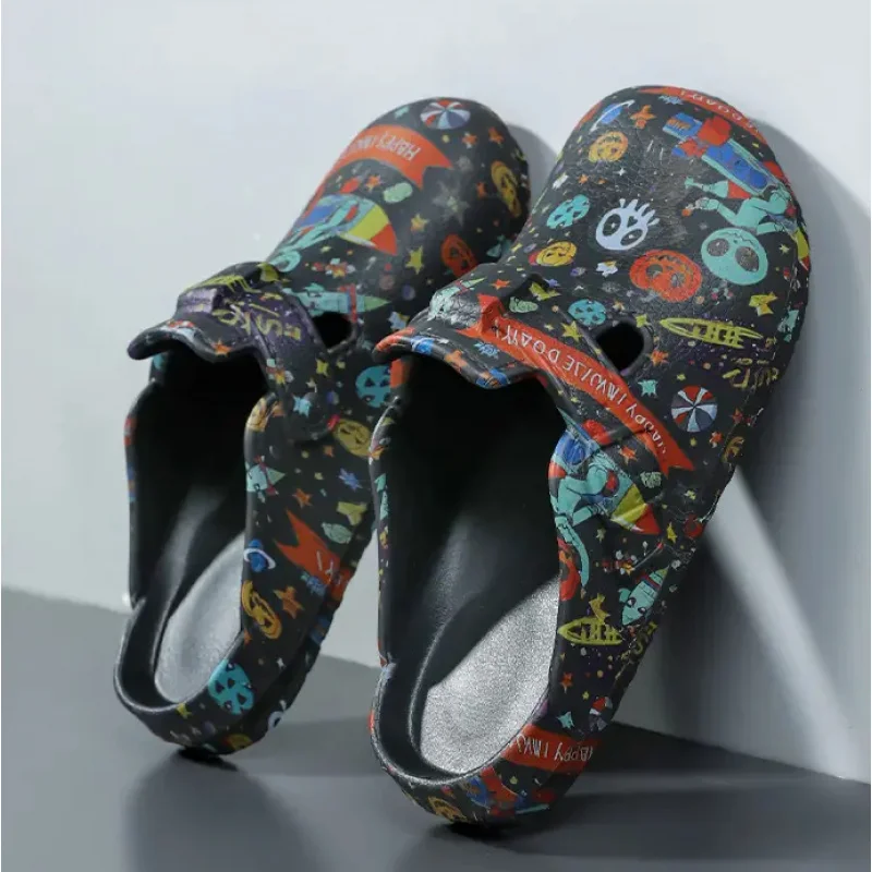 รองเท้าแตะผู้ชายไซส์ใหญ่ แฟชั่นลำลอง พื้นหนา น้ำหนักเบา เหมาะสำหรับเดินป่า ลุยน้ำ ป้องกันนิ้วเท้า รองเท้าแตะผู้ชาย