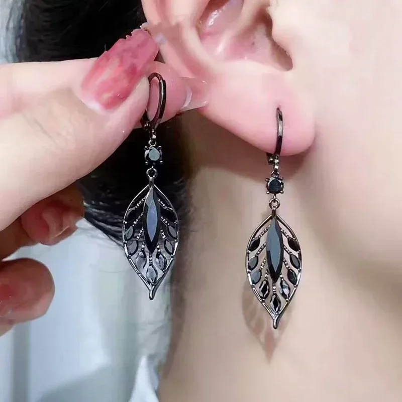 New Fashion Trend Zircon Crystal Black Leaf Pendant Earrings for Women Unique Design Temperament Wedding Party Jewelry
