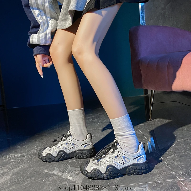 أحذية المشي لمسافات طويلة الصيفية الجديدة للرجال والنساء نفس التصميم المقاوم للاهتراء والمطاط الناعم متعدد الألوان اختياري المجوف