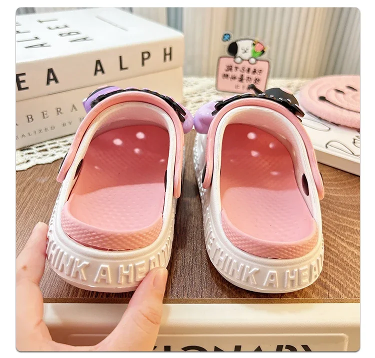 Kuromi zapatillas de dibujos animados para niños, plantilla extraíble, zapatos de verano con agujeros de fondo suave, zapatos de playa antideslizantes para estudiantes