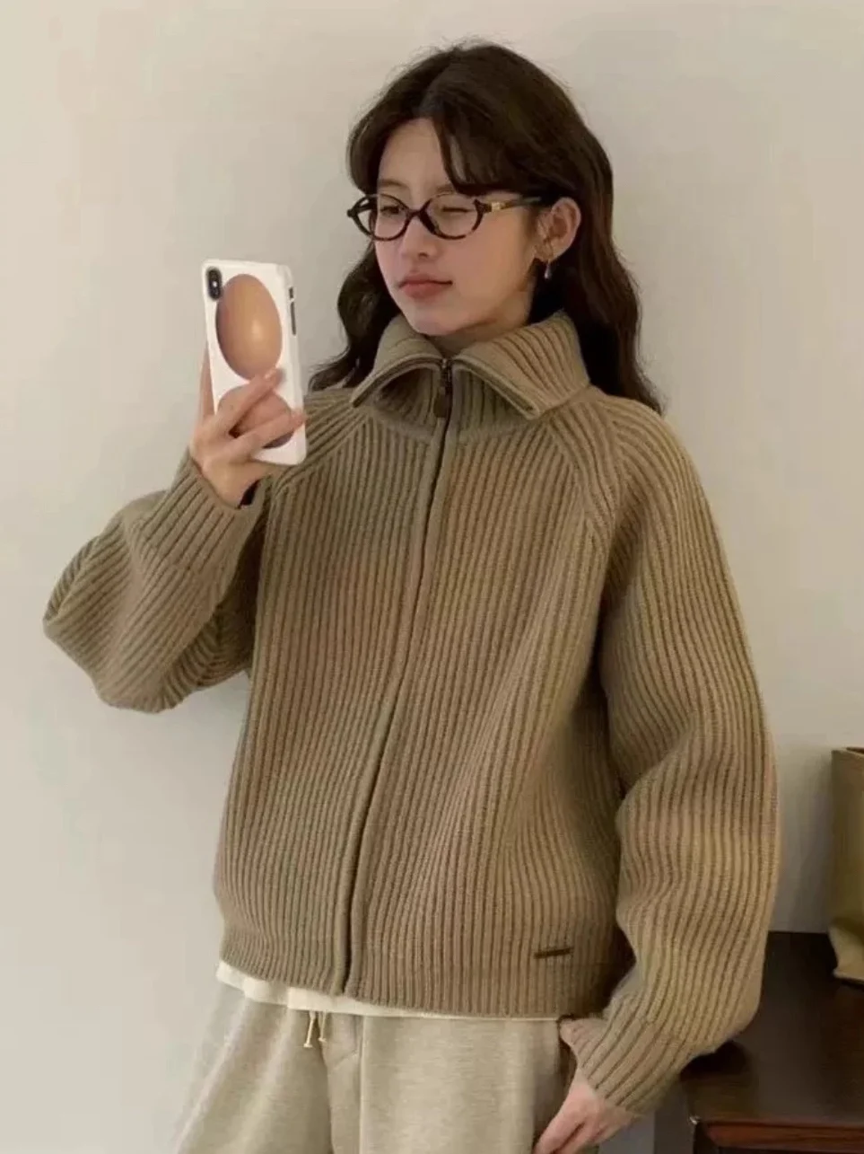 เสื้อสเวตเตอร์หนังหนานุ่มสไตล์เกาหลีย้อนยุค ซิปหน้า คอปกพับได้ สำหรับฤดูใบไม้ร่วงและฤดูหนาว เสื้อถักคุณภาพสูงสำหรับผู้หญิง
