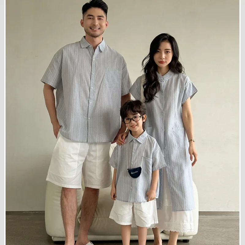 

Одинаковая летняя полосатая рубашка для пары, повседневная футболка для мамы и дочки, юбка, шорты, милая одежда, корейский семейный наряд для отпуска