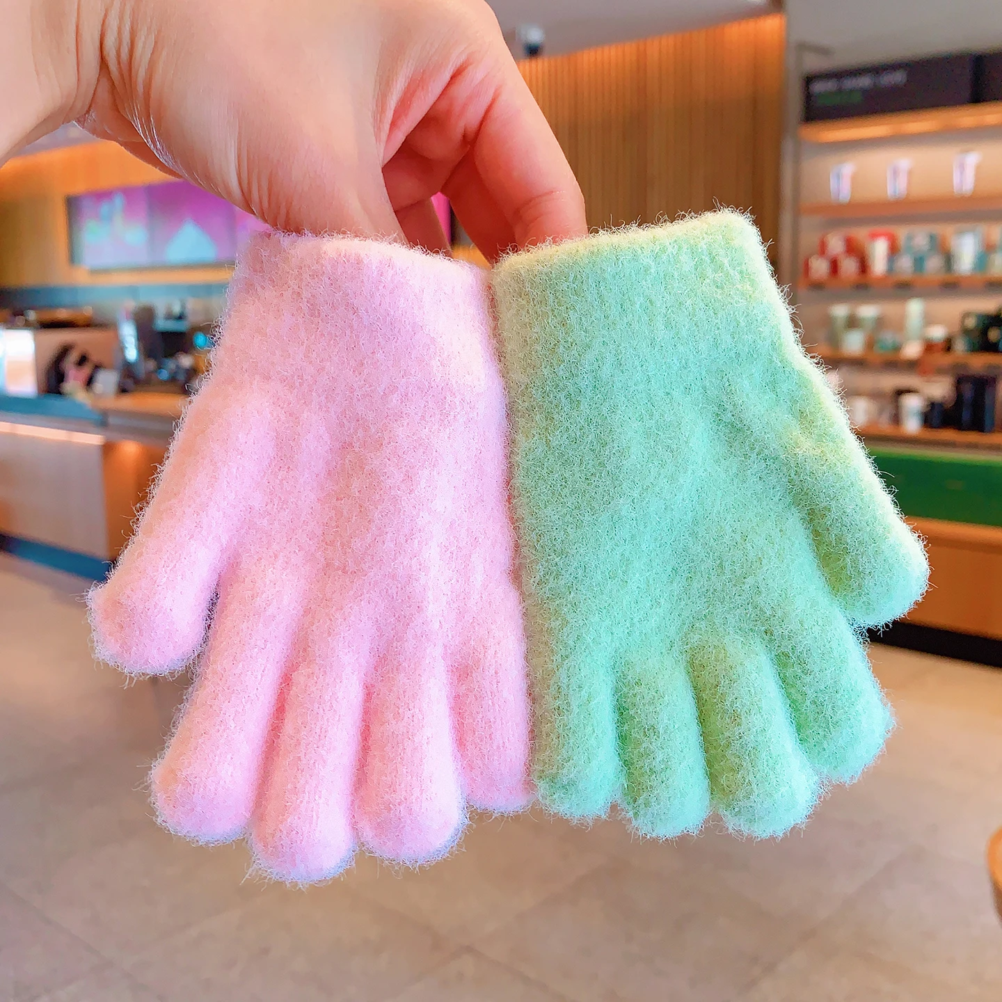 Weiche, flauschige, gestrickte, dehnbare Vollfingerhandschuhe für Mädchen, Jungen, Kinder, Kleinkinder, Plüsch, Bonbonfarben, warme Handschuhe für den Winter 2026 – Detail 6