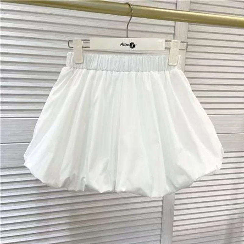 شورت نسائي صيفي 2025 موضة كورية بيضاء جديدة تنورة بالون هاراجوكو ملابس نسائية قصيرة Y2k شورت نسائي أسود