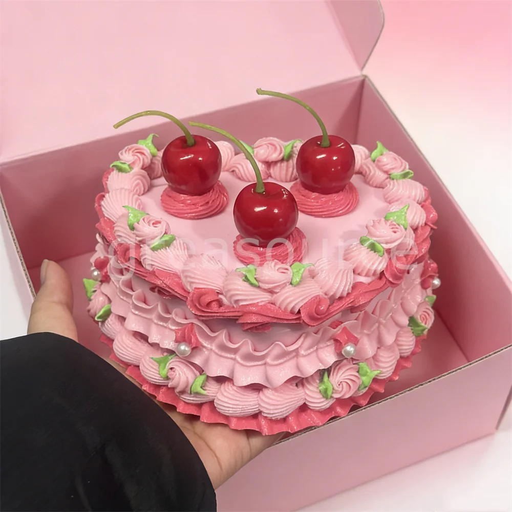 

Шкатулка для украшений ручной работы в форме сердца, розовая, с декором в виде вишни, для хранения мелочей, с кремовым покрытием, рюшами и жемчужным декором