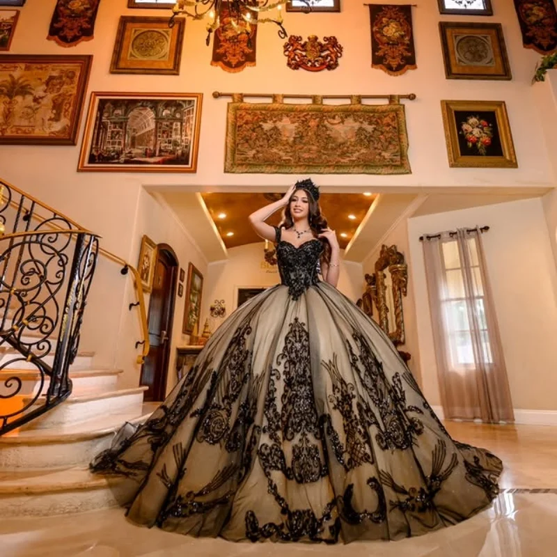 Robe Quinceanera noire personnalisée, épaules dénudées, paillettes appliquées, perles, dentelle traînante, robes de 15 Quinceanera