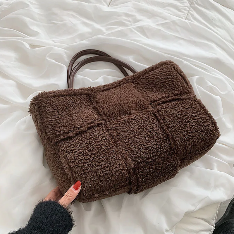 New 2022 Hit Winter Brand Luxury Lattice Faux Fur Big Tote Women Designer Handbags Warm Lambswool Plush  Scatchals Side Bags