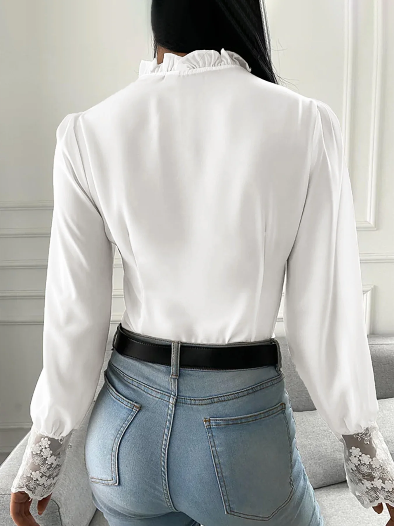 Damenbluse mit Rüschen, V-Ausschnitt, Spitzen-Patchwork, Puffärmeln, Perlenknöpfen vorne, elegante Chiffonbluse, lässige Bürobluse ﻿ – Detail 4