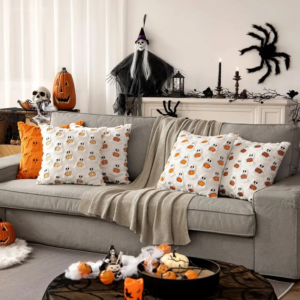 أغطية وسائد من الفرو الصناعي من Ghost Pumpkin مقاس 18 × 18 بوصة لديكور الهالوين الناعم للأريكة والأريكة والسرير وغرفة المعيشة، باللون الأبيض والبرتقالي الساطع
