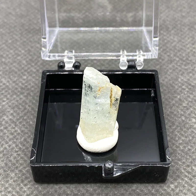 عينة معدنية كريستالية للشفاء الخام من الزبرجد الباكستاني الطبيعي 100% + حجم الصندوق: 35*35*35 مللي متر