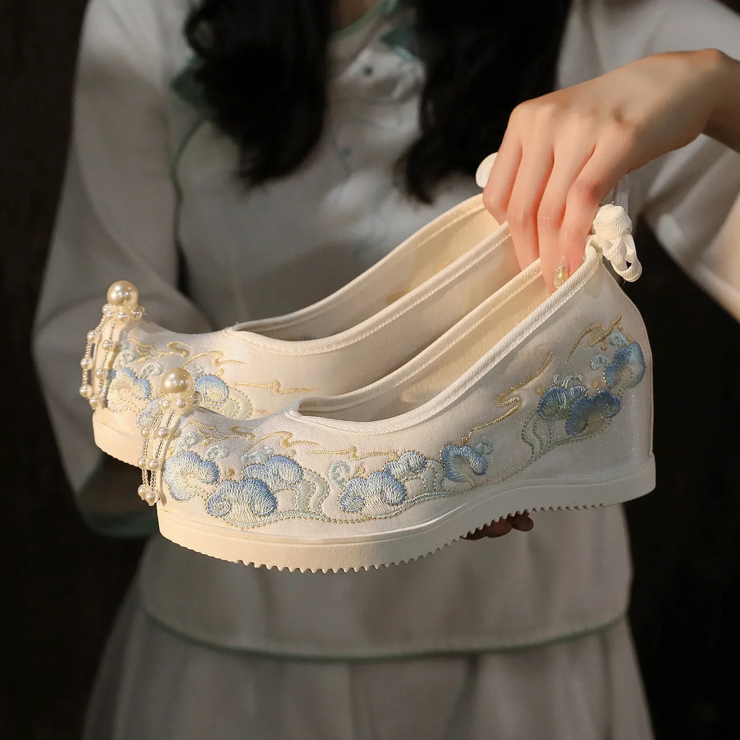 Scarpe ricamate con abito Hanfu antico in stile cinese Scarpe cosplay con rialzo interno con nappa di perle eleganti