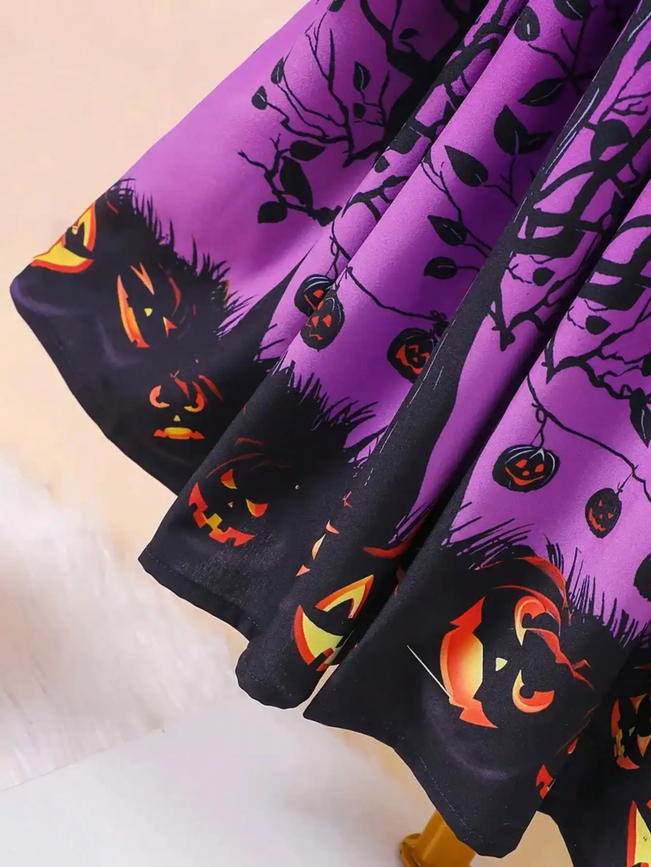 Kinder-Halloween-Kleid mit Kürbisbaum-Motiv, Netz-Trompetenärmeln, Taillenbetonenden Trägern, mittellangem Rock und Rundhalsausschnitt – Detail 7