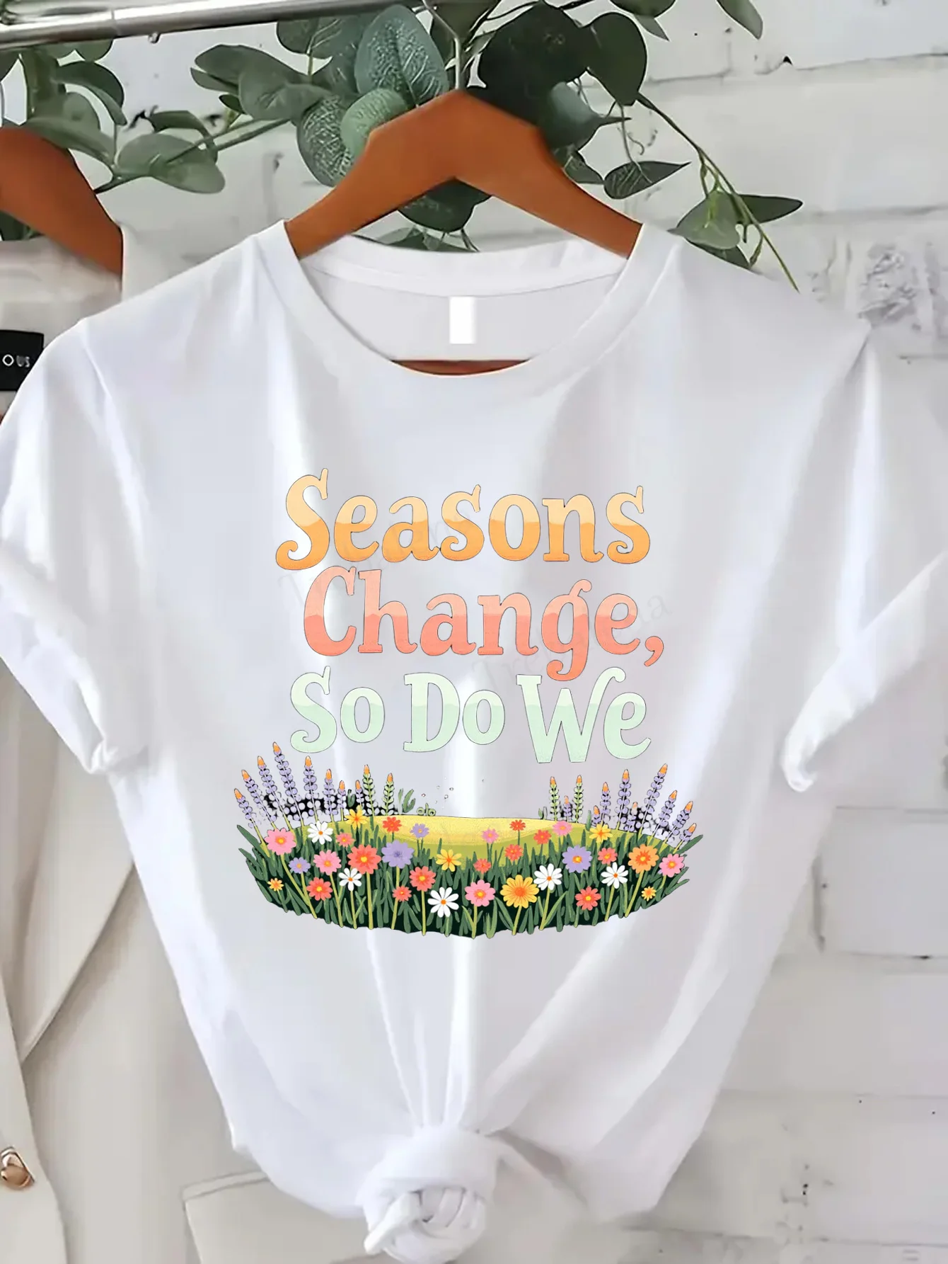 

Удобная женская футболка с принтом "Seasons Change So Do We" Женская футболка с цветочным принтом"