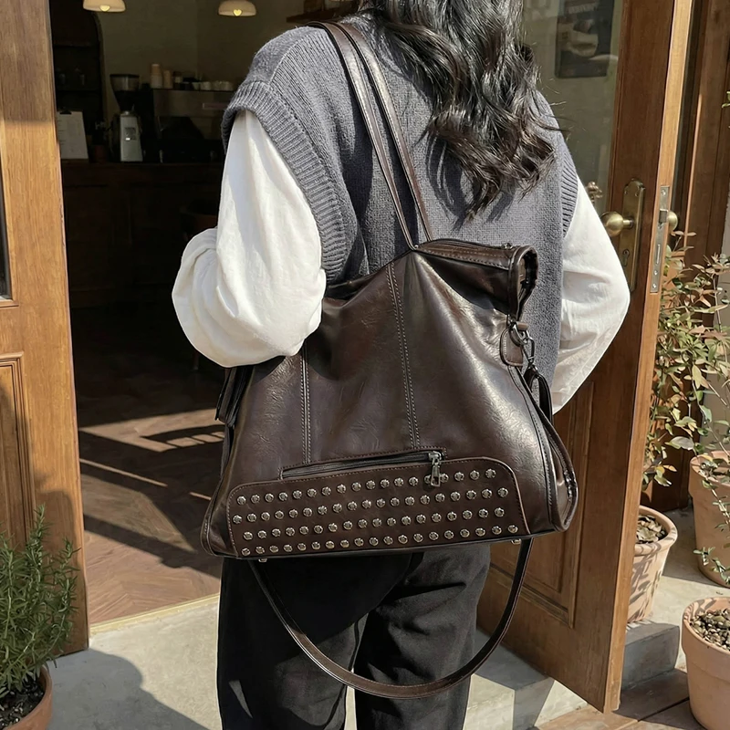 Damen-Handtasche mit Nieten- und Quastenverzierung, Weiche PU-Leder Schultertasche, Große Umhängetasche für den Alltag – Detail 6