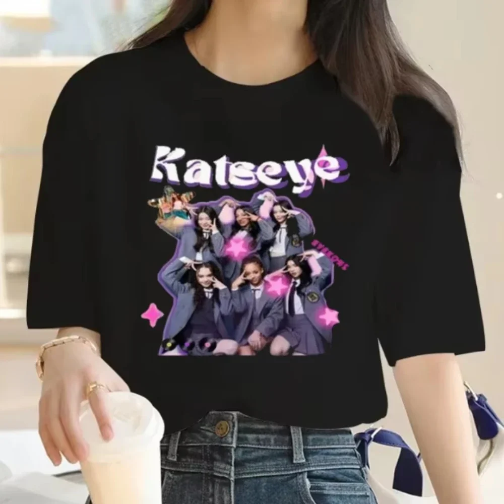 Koszulka KATSEYE Modne Koszulki z Nadrukiem Letnia Wyprzedaż Graficzne Koszulki Luźne Wygodne Ubrania Unisex Męskie Damskie Bawełniane Topy Tee