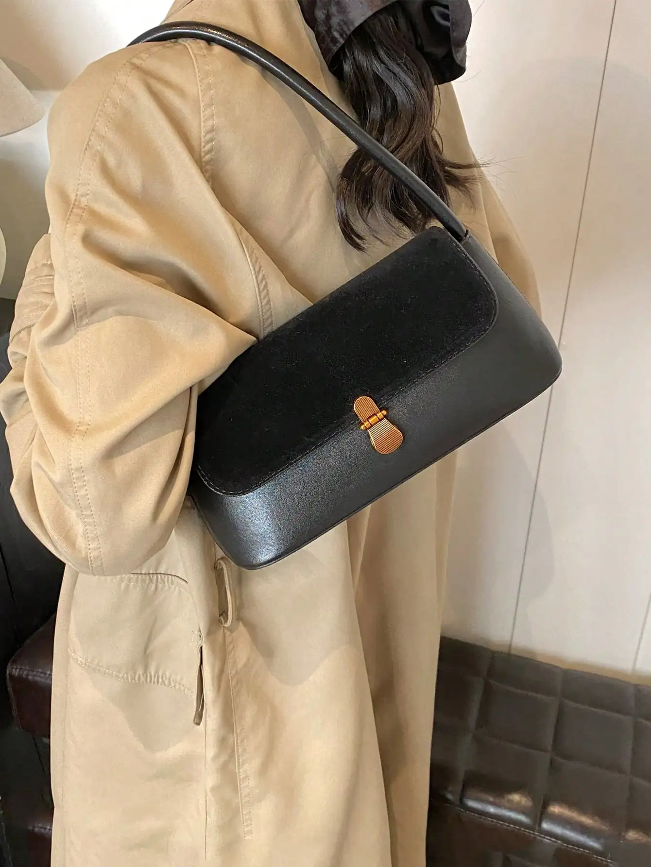 

Черная сумка из бархата и искусственной кожи с золотой застежкой