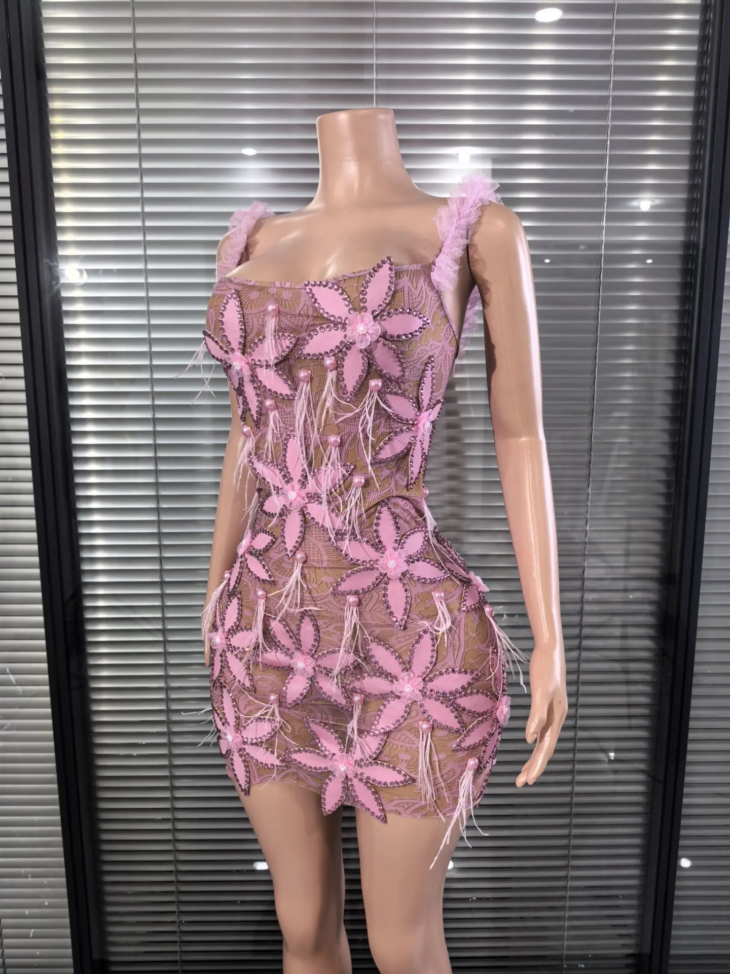 Vêtements de spectacle de Concert d'anniversaire à fleurs roses, épaules dénudées, robes en maille à paillettes découpées, tenue de soirée pour femmes, tenue de boîte de nuit