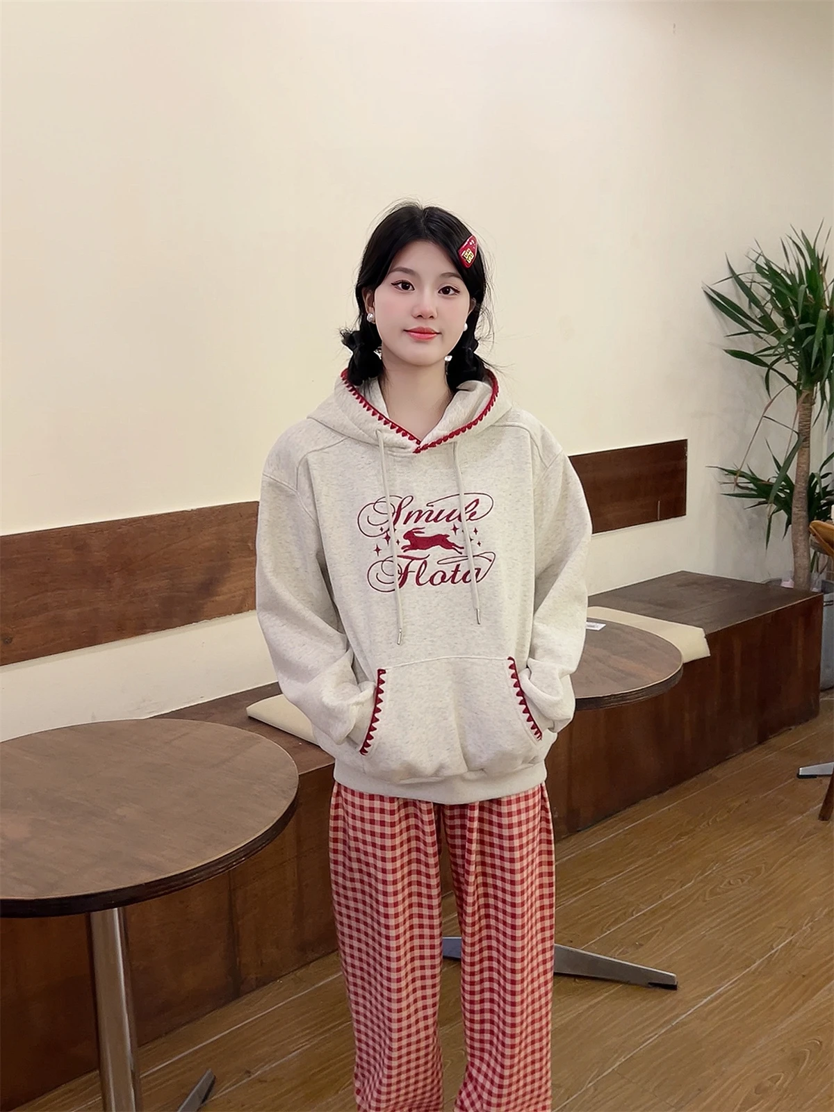 

Новая женская зимняя утепленная толстовка с вышивкой кролика, на флисовой подкладке, свободного кроя, в студенческом стиле, с открытыми плечами, маленький размер