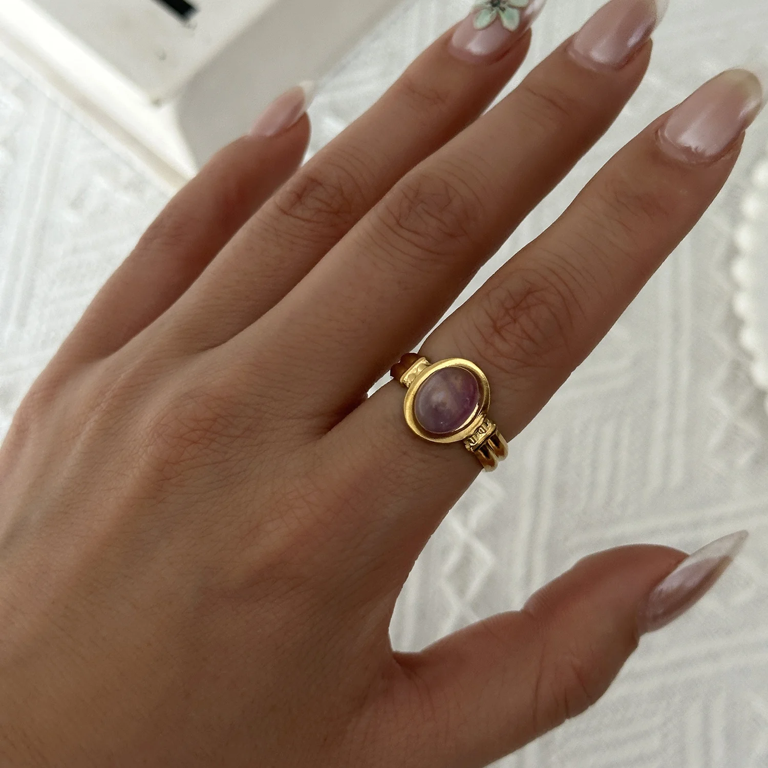 Vintage Naturstein Edelstahl-Ringe für Damen und Herren Trendige Vergoldete Hohle Geometrische Ringe Finger-Accessoires Schmuck