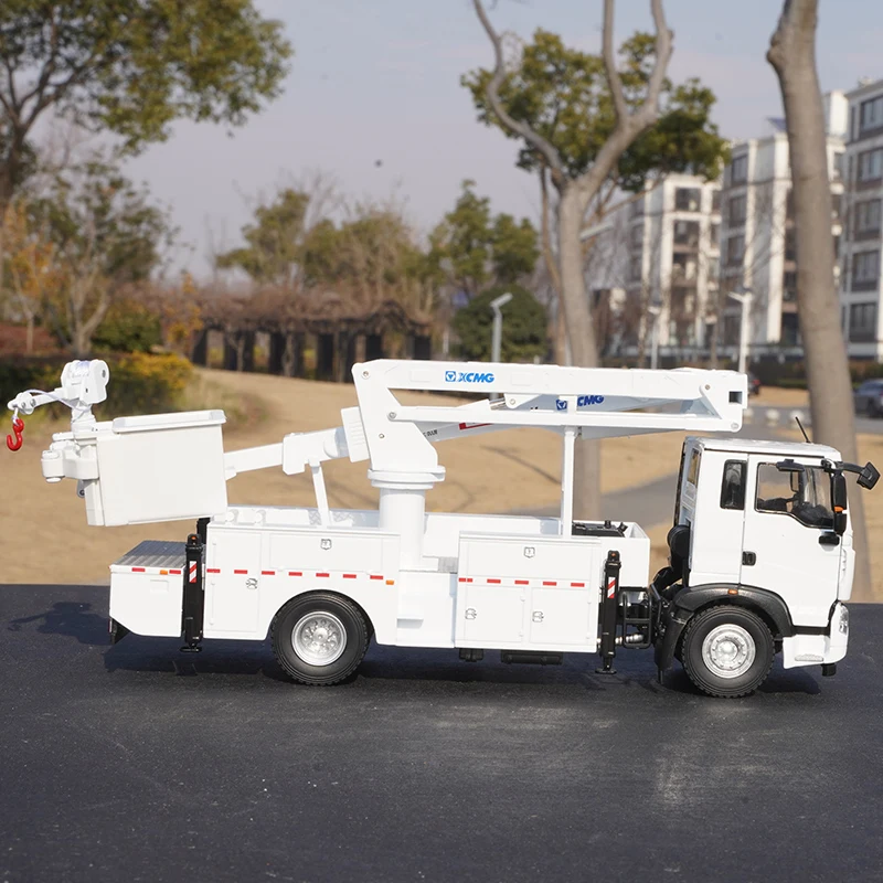 

1:35 XCMG Кран на грузовике XCMG 18-метровый изолированный ковшовый кран для грузовика Складной рычаг Кран Модель кран на грузовике