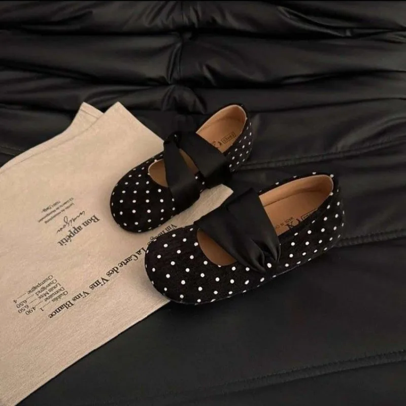 Damen-Ballerinas mit Polka-Dot-Muster, runder Zehenpartie, französischem Retro-Stil, weicher Sohle und gedrehtem Satinriemen, flache Schuhe für den Alltag. – Detail 5