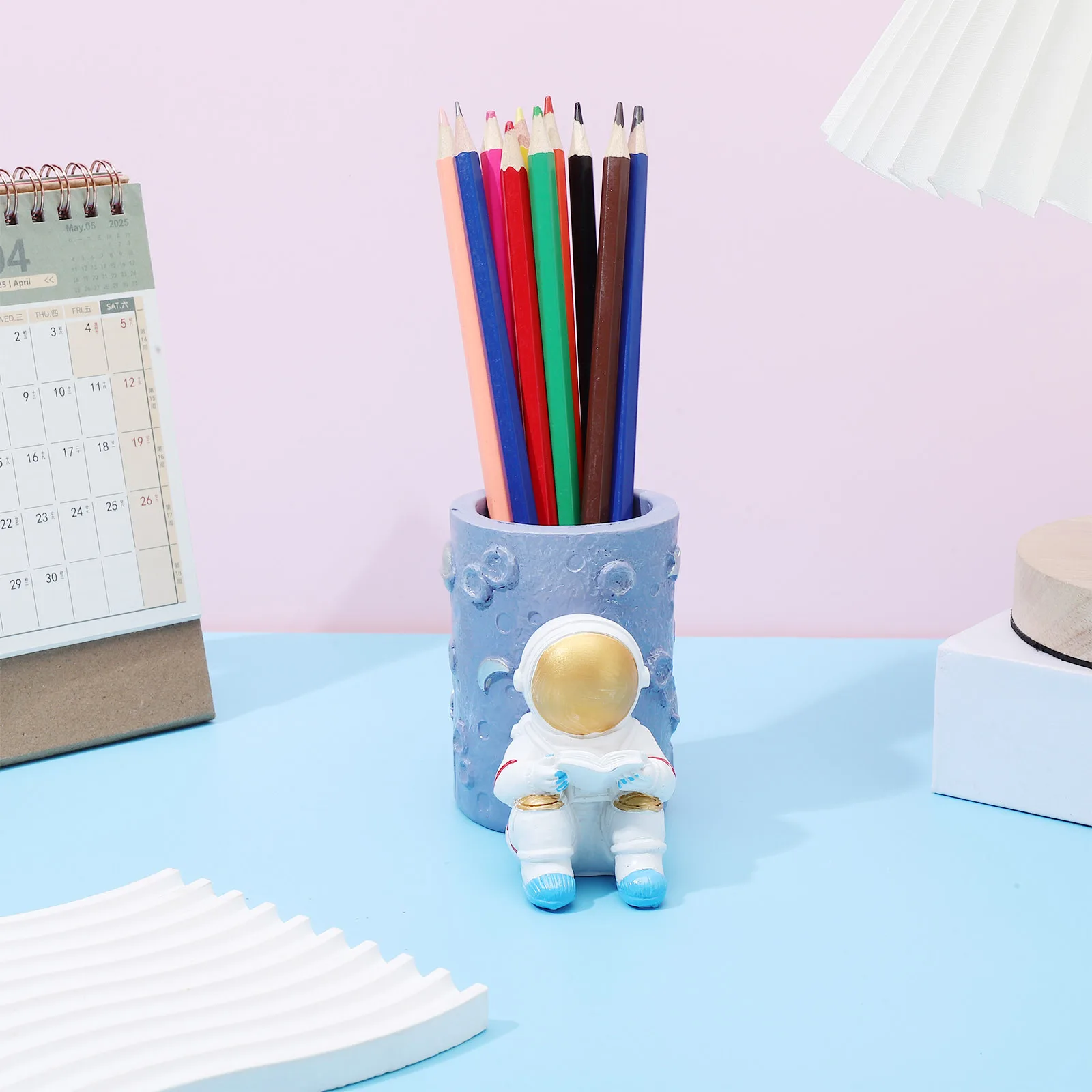 Portalápices creativo de astronauta, decoración de escritorio de resina, organizador de vasos para lápices para oficina, hogar, escuela, portalápices, estatuilla de astronauta