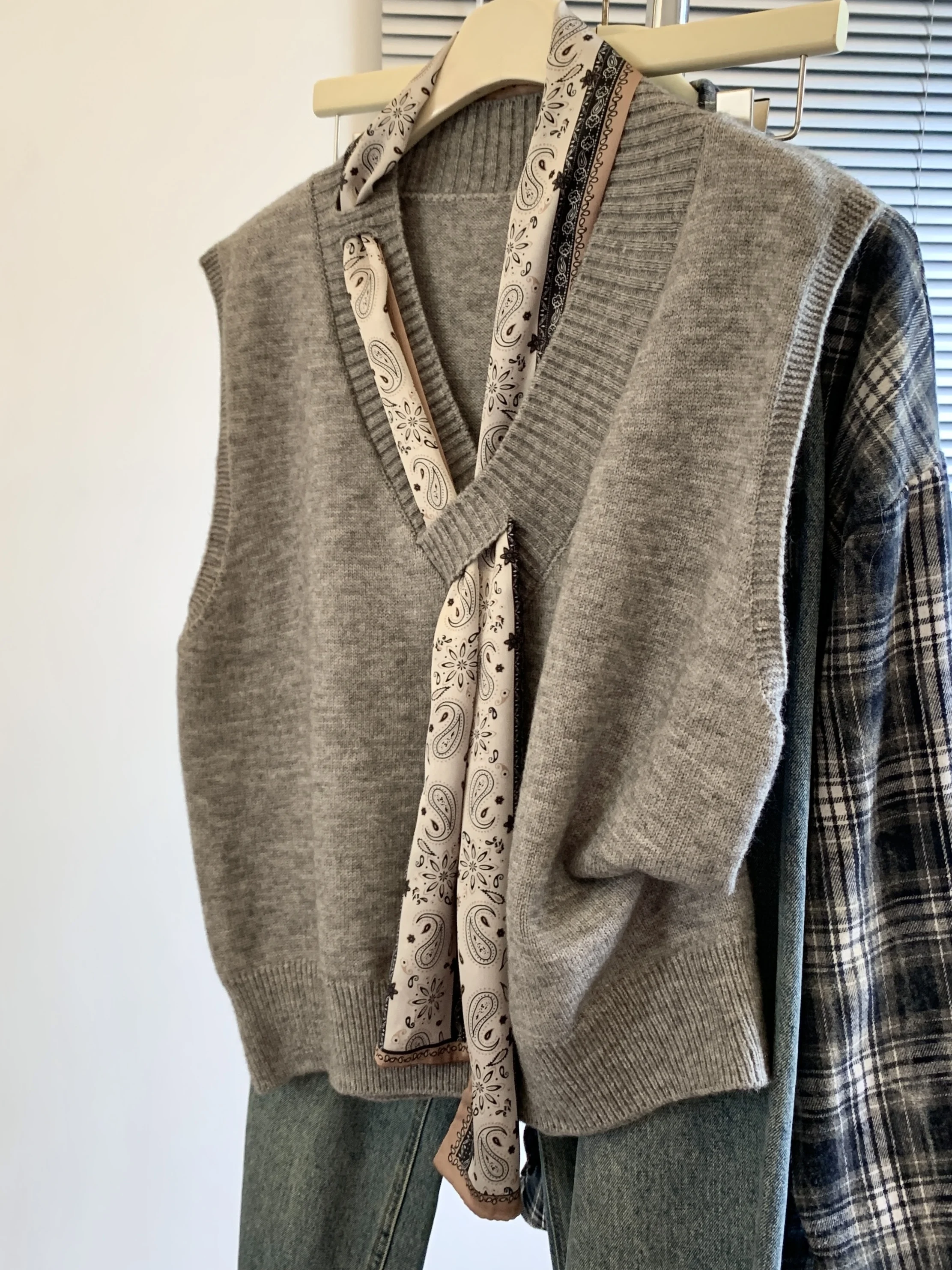 

Корейский женский вязаный жилет с дизайнерским шелковым шарфом-аксессуаром в комплекте, яркий, с бисером/бусинами