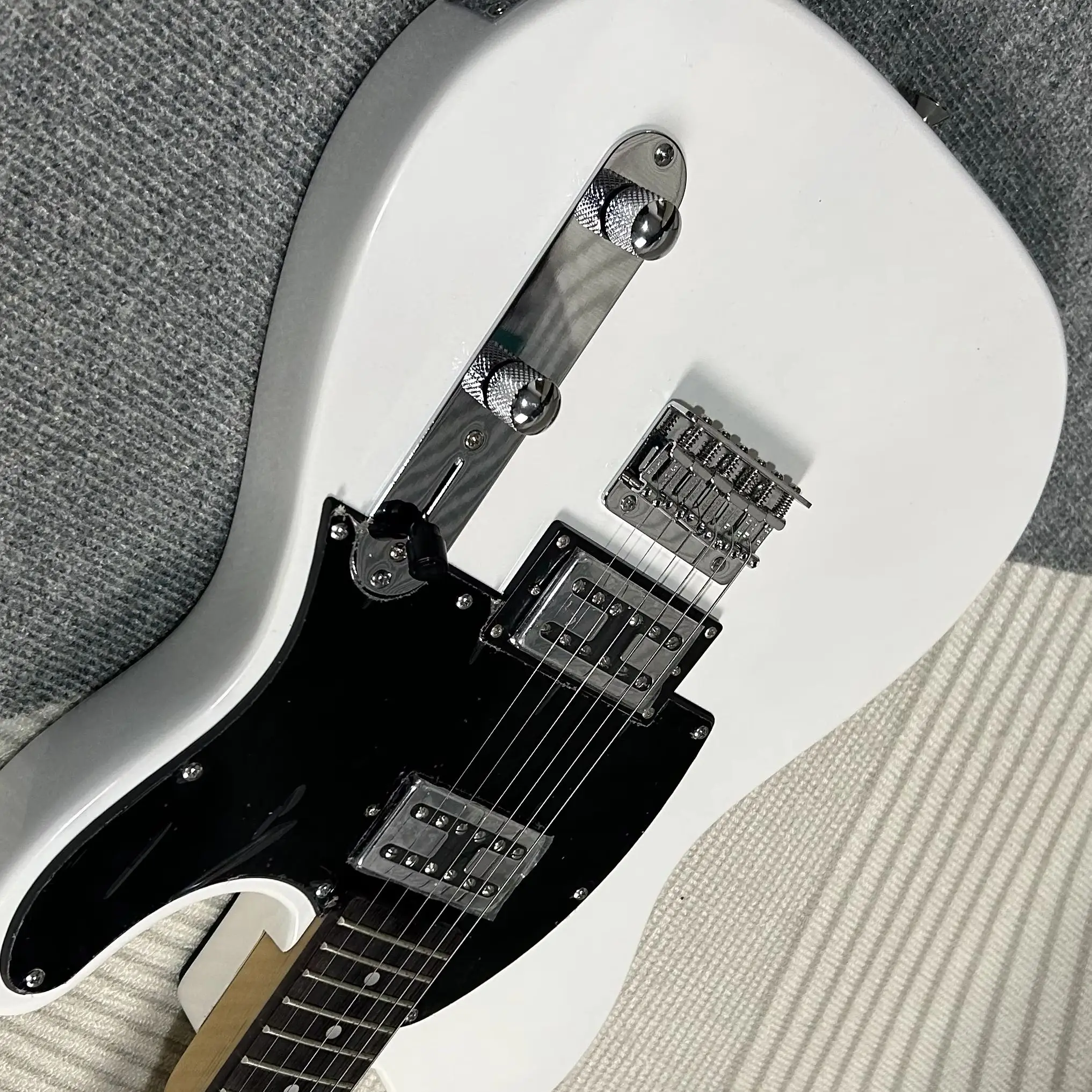 White Electric Guitar Rosewood Fretboard Mahogany Body HH Pickups
