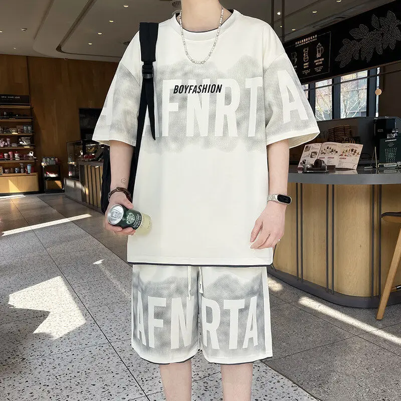 

Новый мужской повседневный спортивный комплект 2025 Bold Babe: дышащий, летний, свободный крой, для подростков, из двух предметов, модный, из полиэстеровой смеси